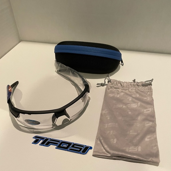 Tifosi Optics Other - NWT Tifosi Crit Blackout Fototec Readers +1.50, Sunglasses